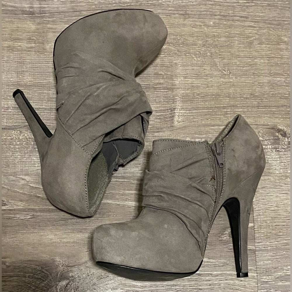 Guess Gray Suede Ankle Booties | Ruched Heel Boots | Size 7 - Picture 6 of 9